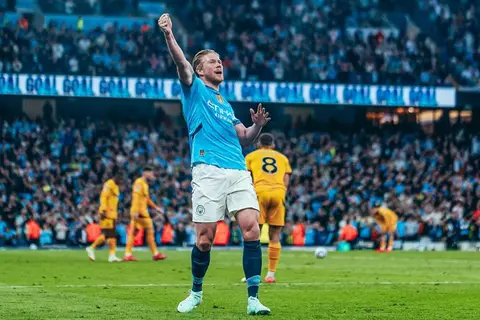 والده: دي بروين سيشعر بالندم لعدم التجديد مع السيتي.. وتجمعه علاقة طيبة بصلاح